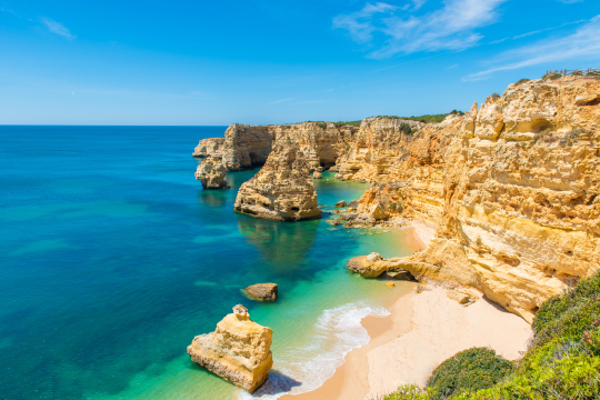 Praia da Marinha in Portugal, felsige Bucht